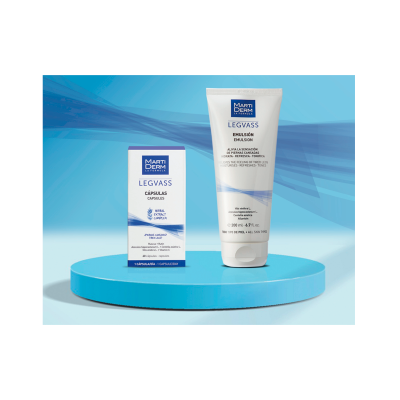 Conjunto de cápsulas e emulsão Marti Derm Legvass para pernas cansadas com embalagem branca e azul sobre base azul