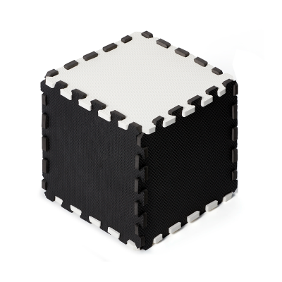 Cubo de espuma preto e branco com bordas encaixáveis tipo puzzle