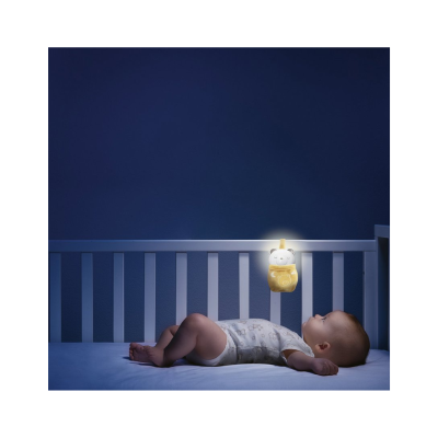 Bebé num berço com luz de ovelha amarela acesa