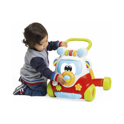 Criança a brincar com andador/balance bike infantil colorido