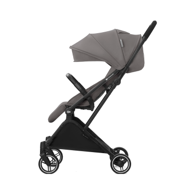 Carrinho de bebé cinzento com estrutura preta e quatro rodas.