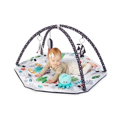 Tapete de atividades para bebé com brinquedos pendurados e bebé a brincar