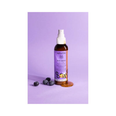 Frasco spray APIVITA MINI BEES com mirtilos e líquido castanho sobre fundo lilás
