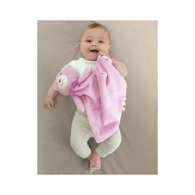 Bebé deitado com cobertor de peluche cor-de-rosa em forma de urso