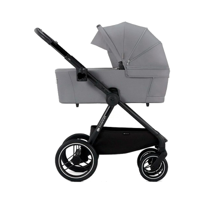 Carrinho de bebé cinza com estrutura preta e rodas pretas em fundo branco