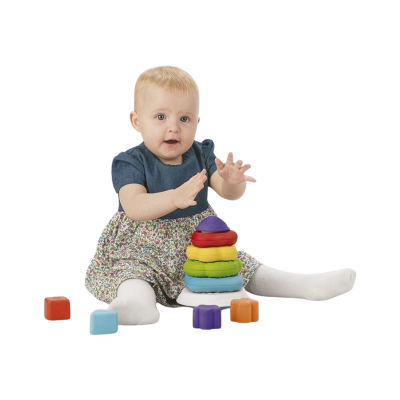 Bebé sentado a brincar com brinquedo de anéis coloridos e blocos ao redor