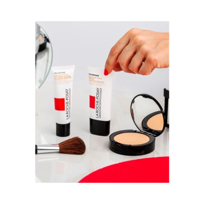 Produtos de maquilhagem La Roche-Posay com tubos, pincel e pó compacto