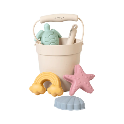 Conjunto de balde bege com moldes de areia coloridos numa composição infantil.