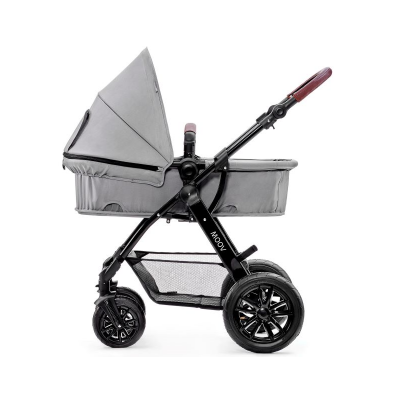 Carrinho de bebé cinzento com estrutura preta e punho em pele castanha