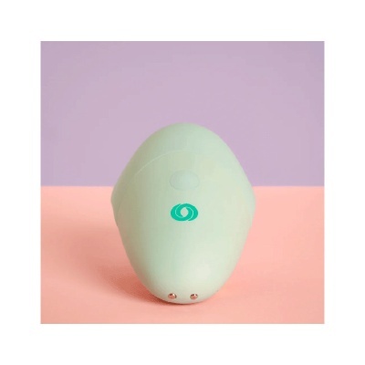 Dispositivo eletrônico verde claro com logótipo azul em fundo lilás e base cor de pêssego