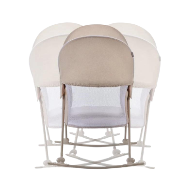 Cadeira de bebé baloiço em tecido bege e rede branca com estrutura metálica.