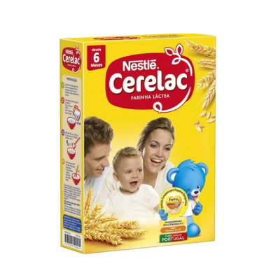 Embalagem amarela de Farinha Láctea Nestlé Cerelac com família e ursinho azul