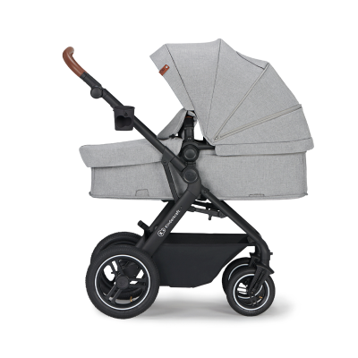Carrinho de bebé cinza claro com capota e estrutura preta