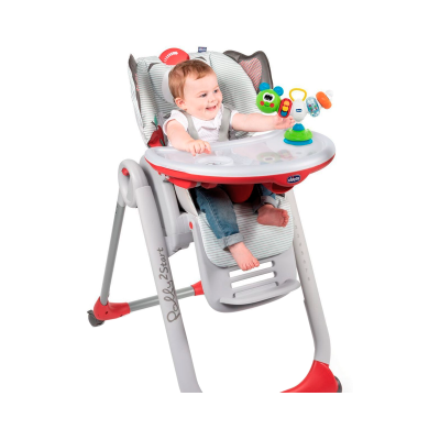 Bebé sentado em cadeira alta Chicco cinza e vermelha com bandeja e brinquedo colorido