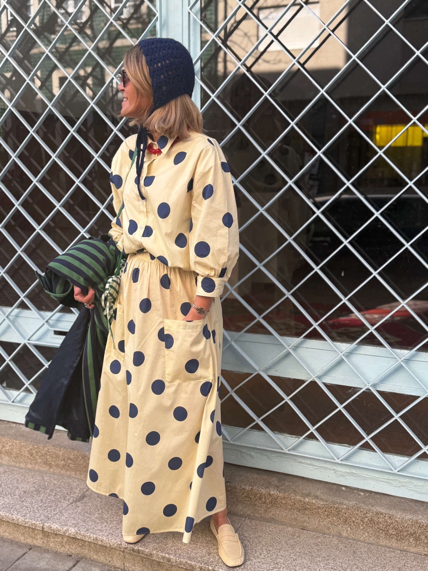 Vestido comprido creme com bolinhas azuis e touca de malha azul