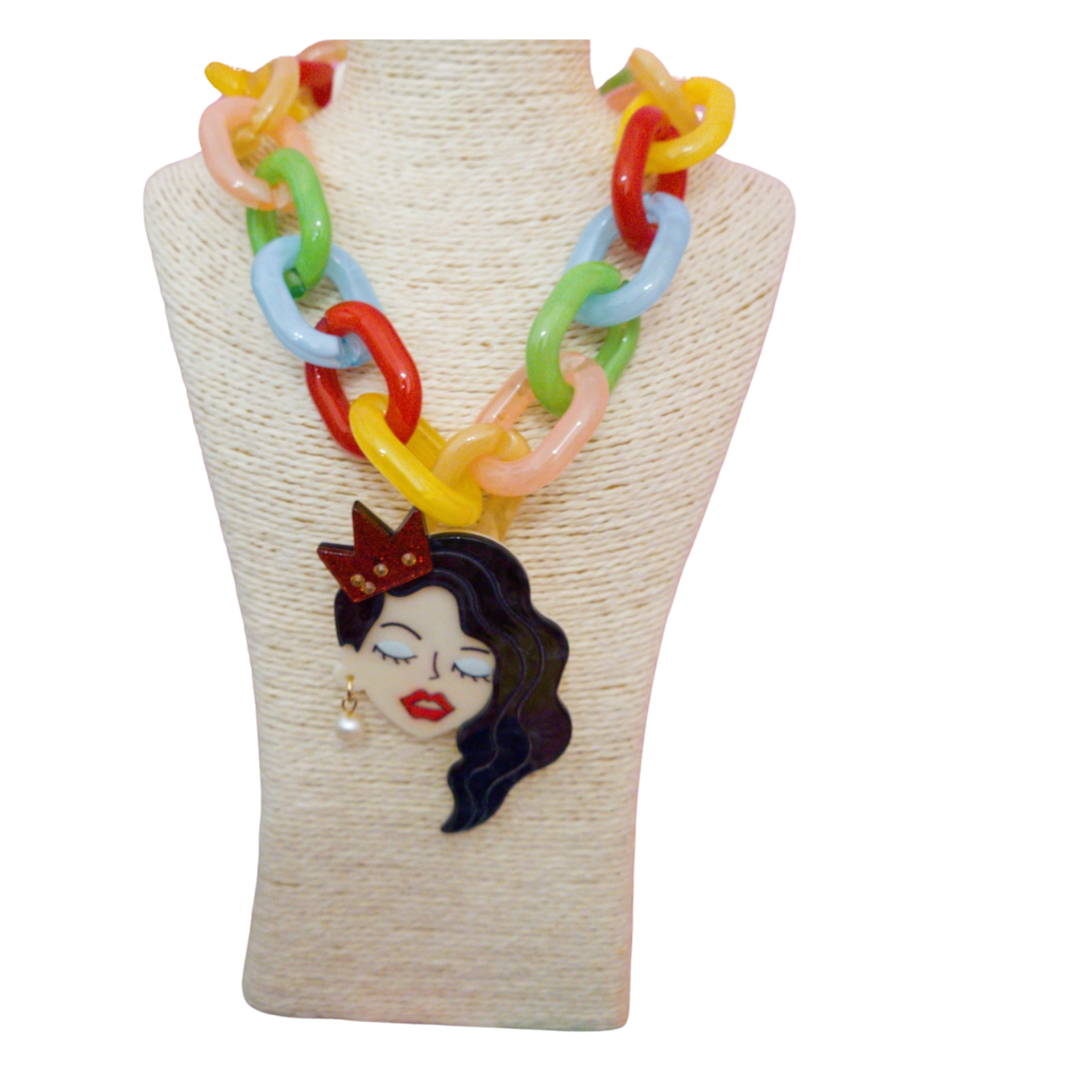 Colar colorido com pendente de rosto feminino e coroa