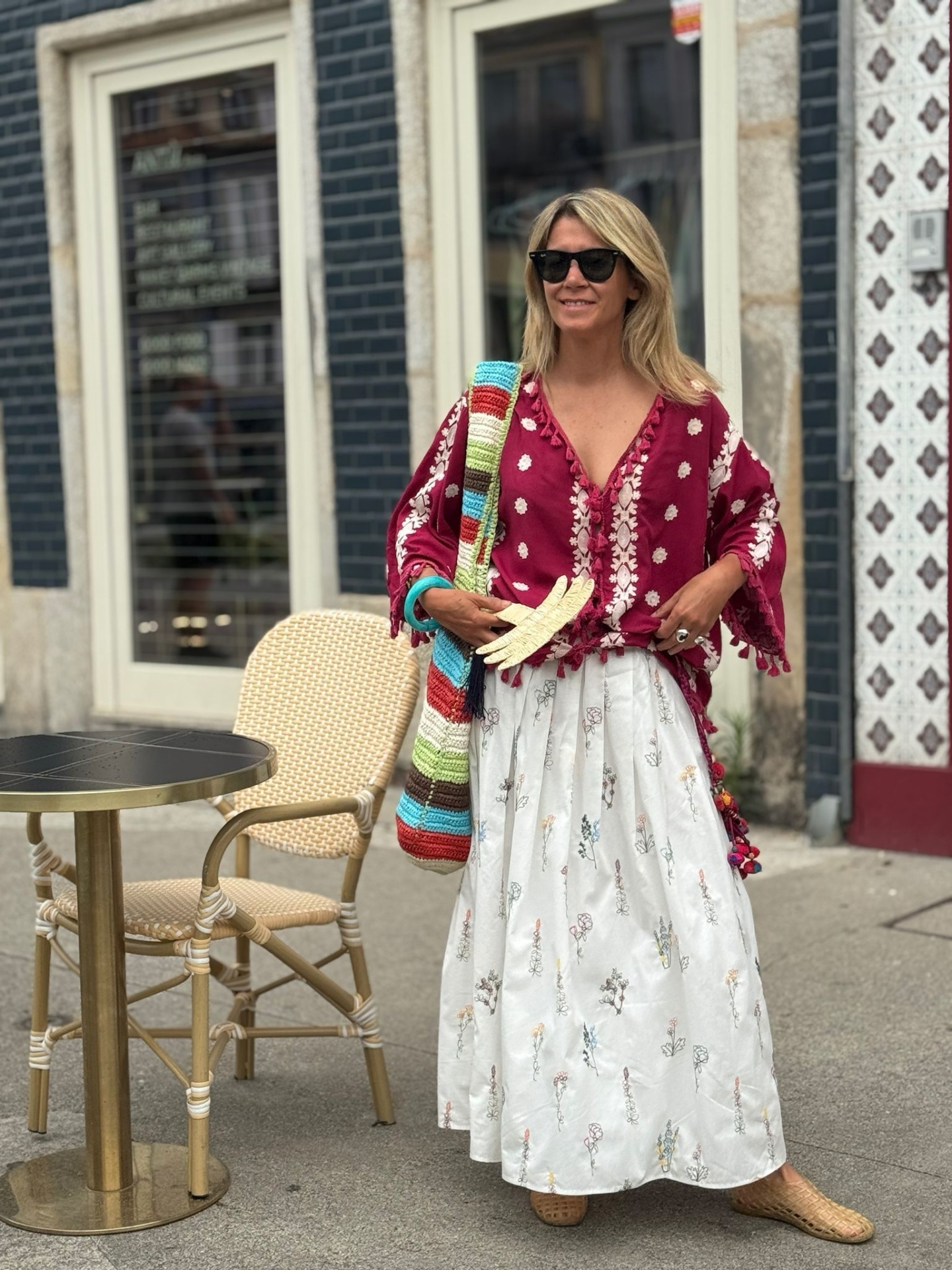 Mulher com roupa casual colorida em ambiente urbano