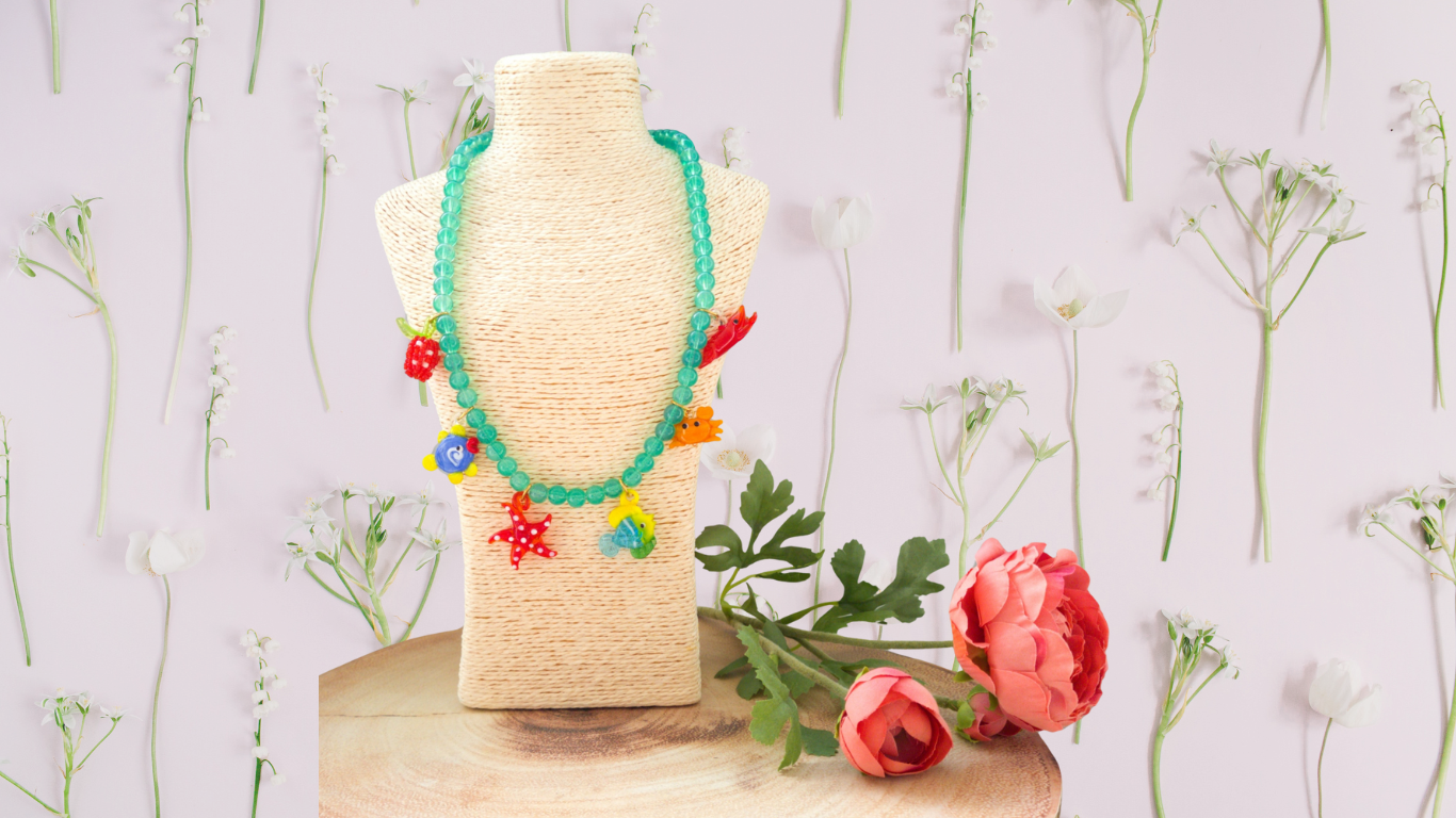 Colar colorido com pingentes em busto de tecido e flores decorativas