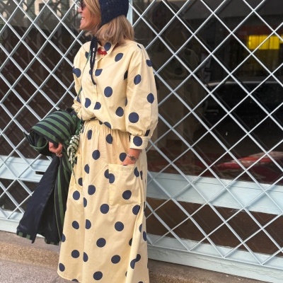 Vestido comprido creme com bolinhas azuis e touca de malha azul