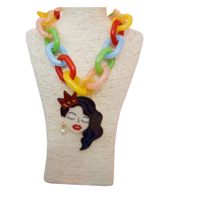 Colar colorido com pendente de rosto feminino e coroa
