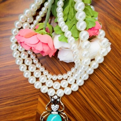 Colar de pérolas com pendente de inseto azul turquesa e flores artificiais