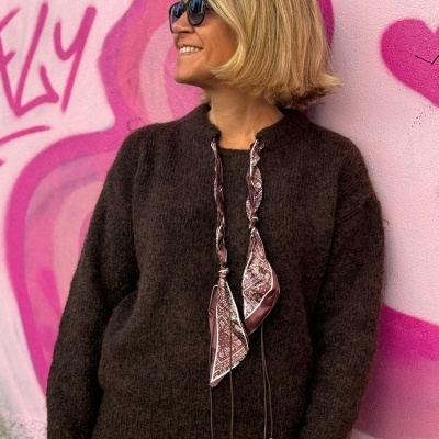 Camisola&#x20;castanha&#x20;com&#x20;len&#x00E7;o&#x20;bandana