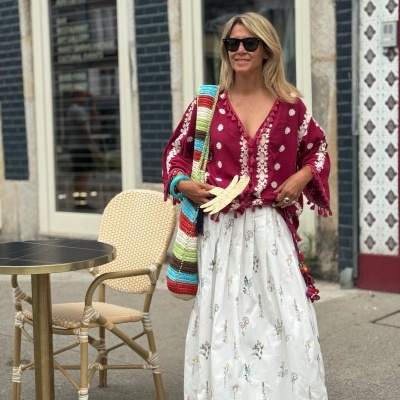 Mulher com roupa casual colorida em ambiente urbano