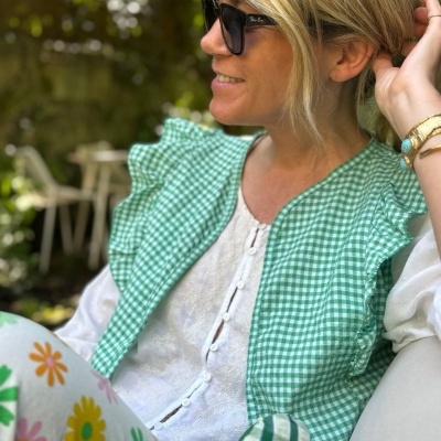 Mulher com óculos de sol e roupa colorida em ambiente exterior