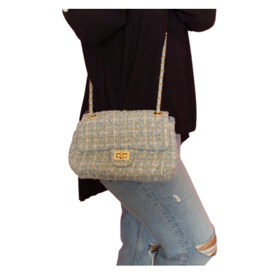 Mala de ombro azul claro xadrez com corrente dourada