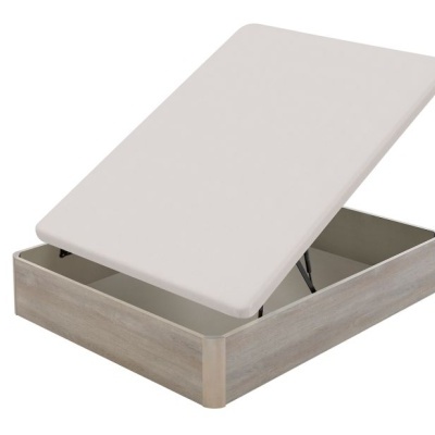 Cama com estrutura de madeira clara e tampo estofado branco levantado para acesso ao espaço de armazenamento