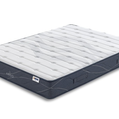 Colchão retangular com superfície branca acolchoada e laterais azuis escuras