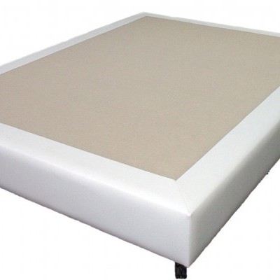 Estrutura de cama branca com base bege e pés pretos