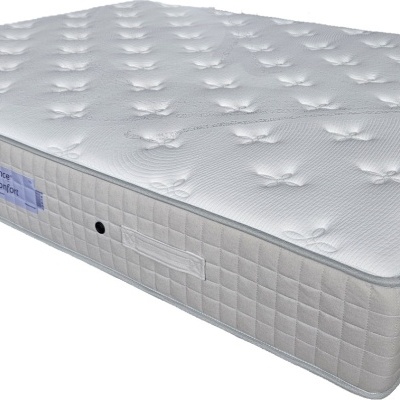 Colchão branco acolchoado com padrão de botões e laterais cinza com padrão quadrado e etiqueta azul