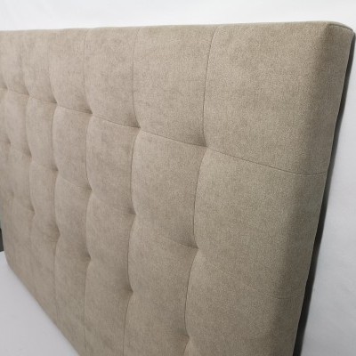 Cabeceira de cama estofada bege com padrão acolchoado