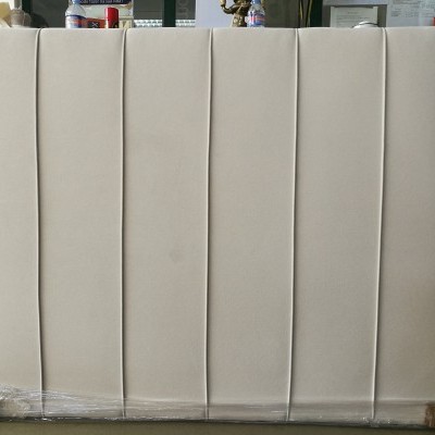 Cabeceira de cama estofada bege com costuras verticais