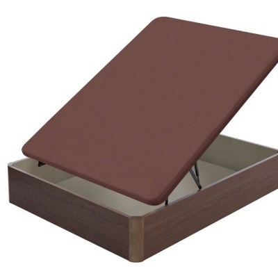 Cama com estrutura e colchão castanhos com mecanismo de elevação