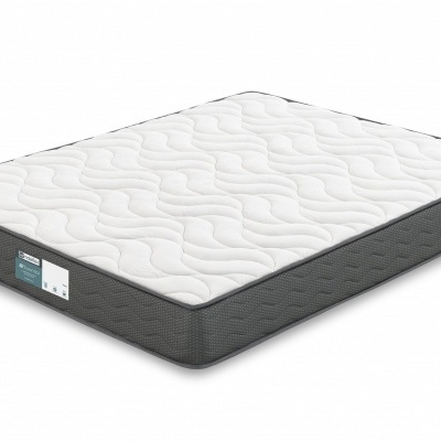 Colchão de espuma branco acolchoado com laterais cinza e etiqueta azul