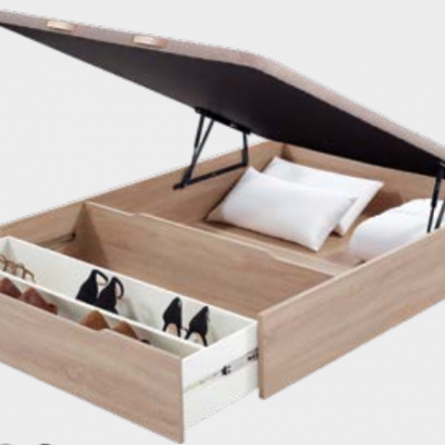 Cama de madeira clara com gaveta organizadora de sapatos e sistema de elevação