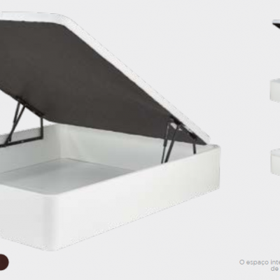 Base de cama com baú branca e tampa cinza escuro levantada mostrando interior
