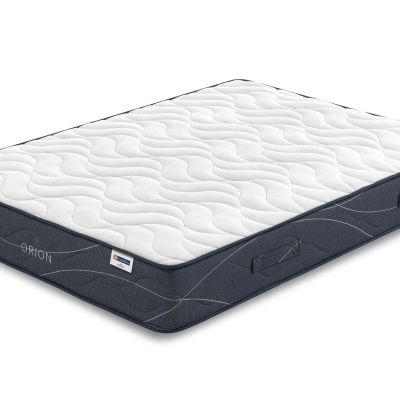 Colchão retangular branco com laterais cinza escuro e alças