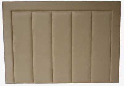 Cabeceira estofada bege com painéis verticais acolchoados