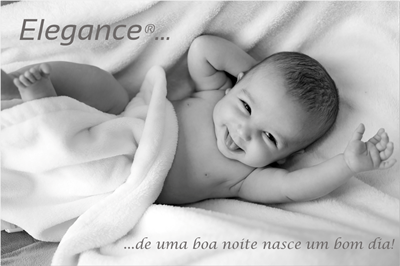 Bebé sorridente com manta macia em preto e branco e texto Elegance®