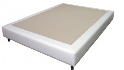 Estrutura de cama branca com base bege e pés pretos