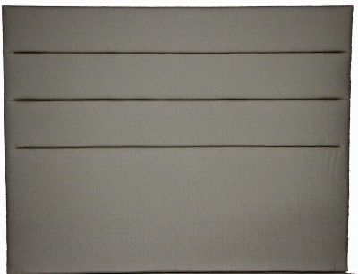 Conjunto de três capas de almofada em tecido bege claro com faixas horizontais