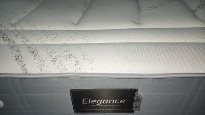 Colchão cinzento claro com etiqueta preta Elegance e borda acolchoada