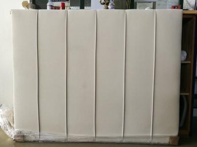 Cabeceira de cama estofada bege com costuras verticais