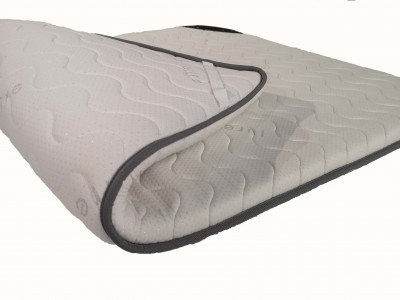 Colchão branco matelassado com contorno cinza escuro dobrado