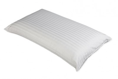 Travesseiro branco com padrão de riscas verticais