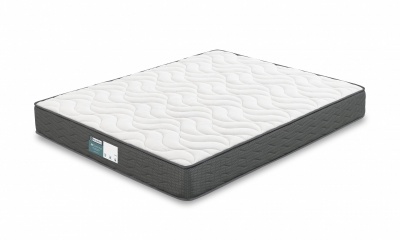 Colchão de espuma branco acolchoado com laterais cinza e etiqueta azul