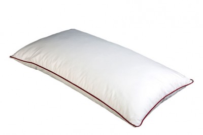 Travesseiro branco retangular com borda vermelha